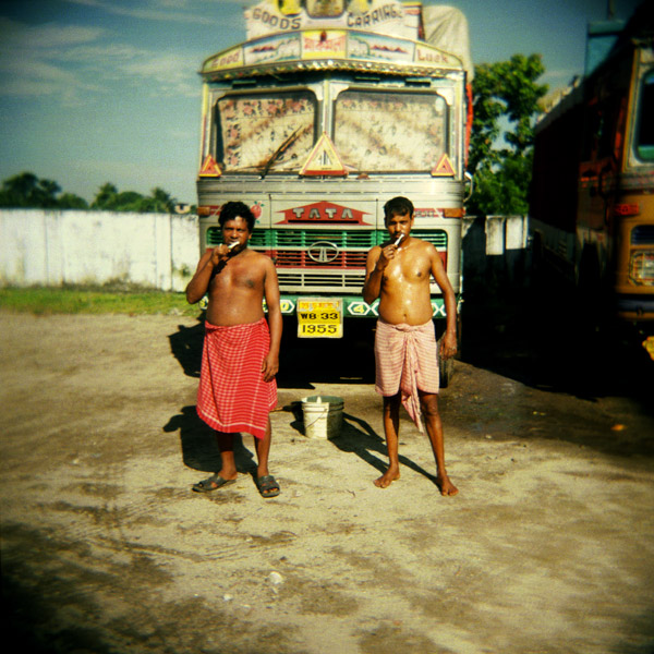 03-INDIA.Caminosti, periferia di Calcutta